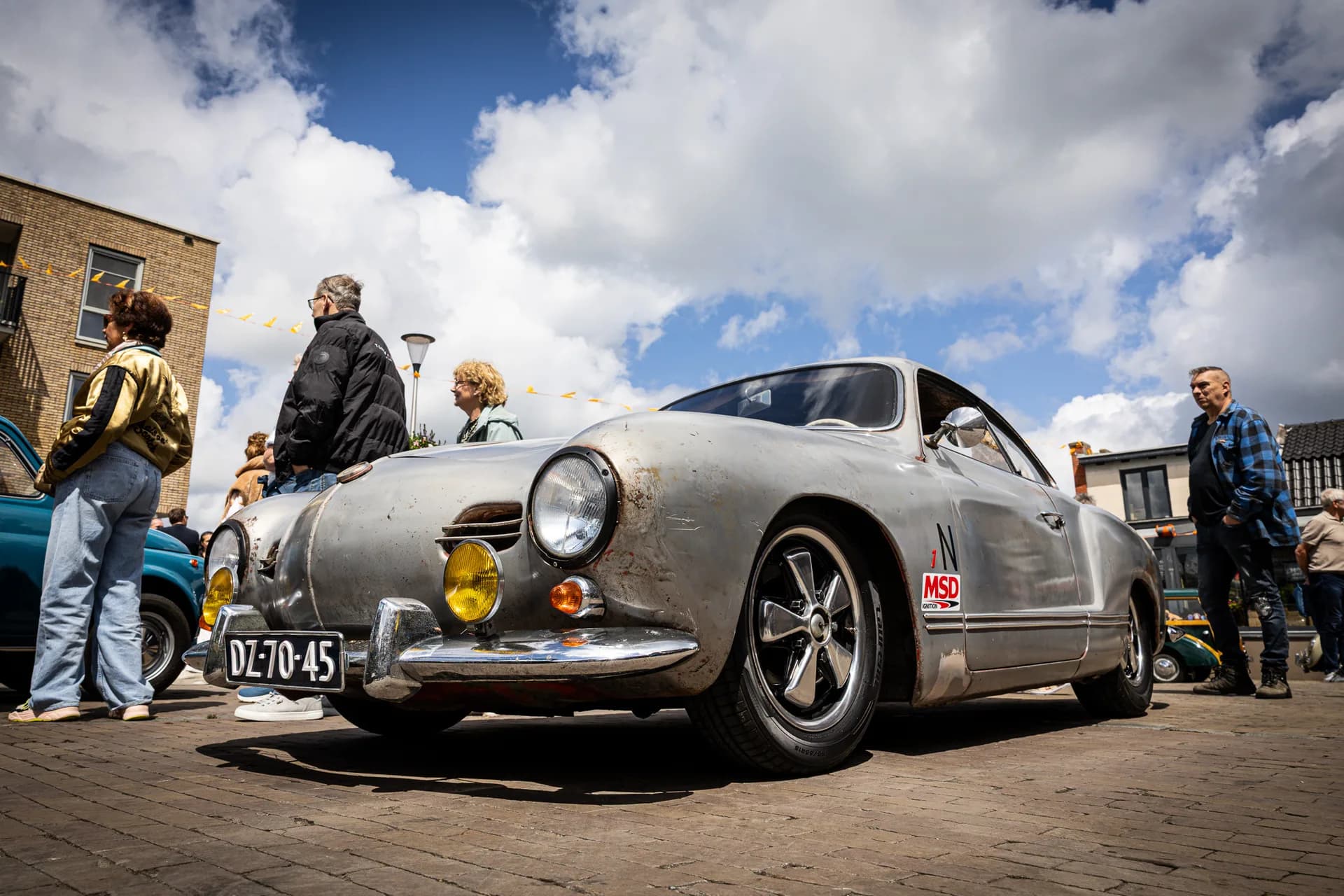 Eerste editie Oldtimer Festival trekt veel bekijks op Dorpsplein